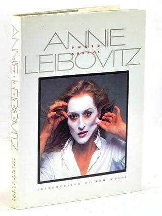 Item #105895 Annie Leibovitz : Photographs. Annie Leibowitz, introd. Tom Wolfe